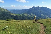 99 Scendendo sul sent. 221 con vista in Alben e sulla conca di Oltre il Colle